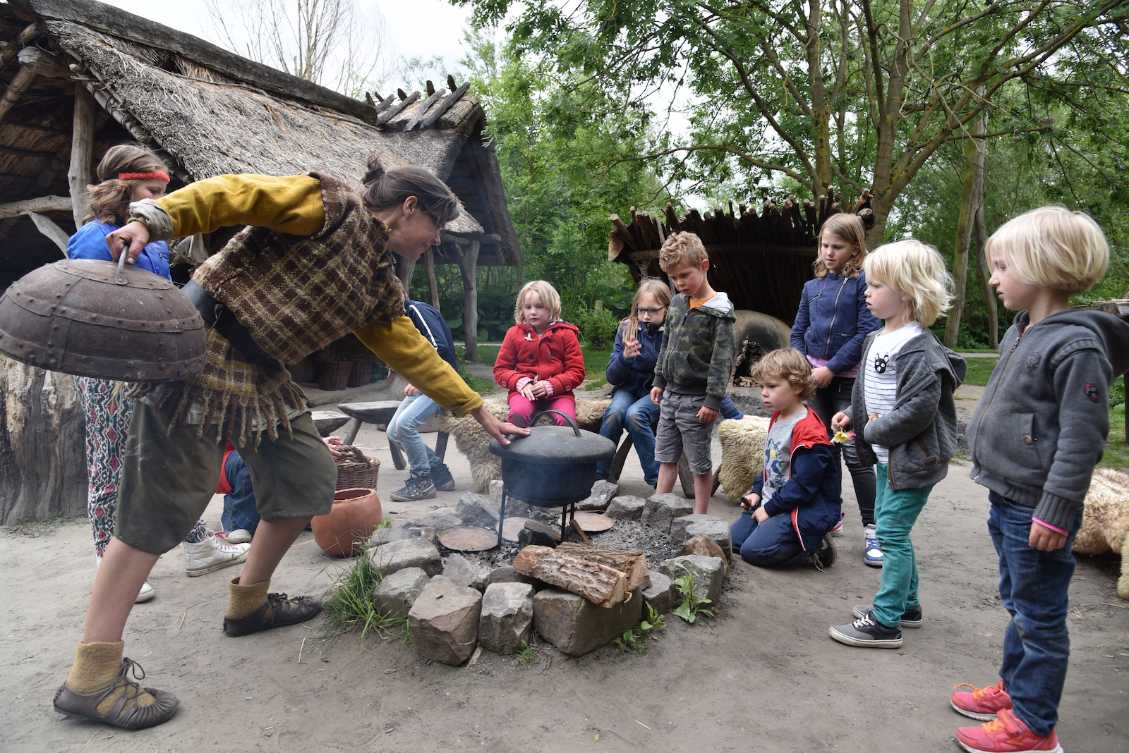 Prehistorisch dorp, kleuters