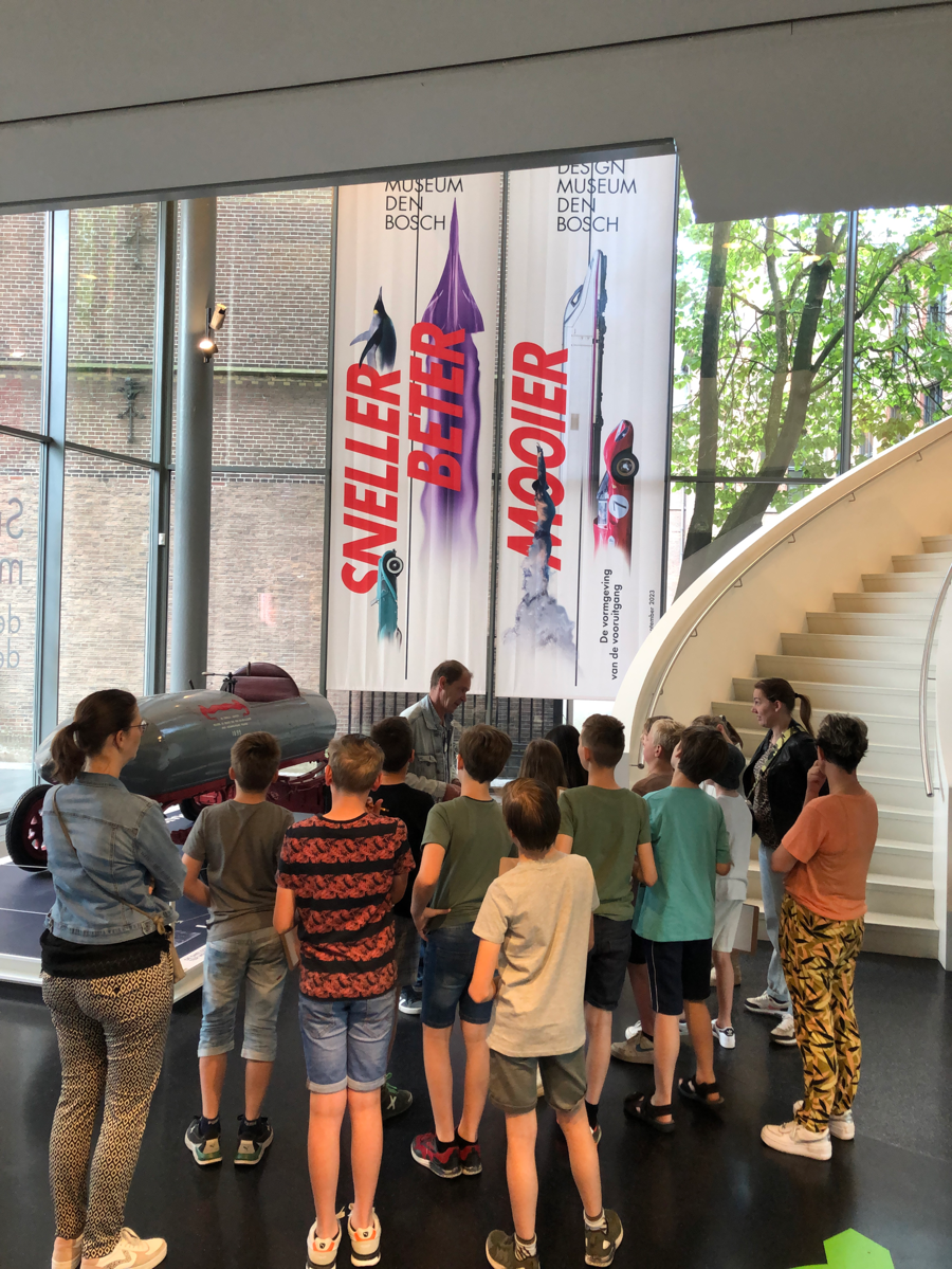 Oversteek bezoekt Design museum