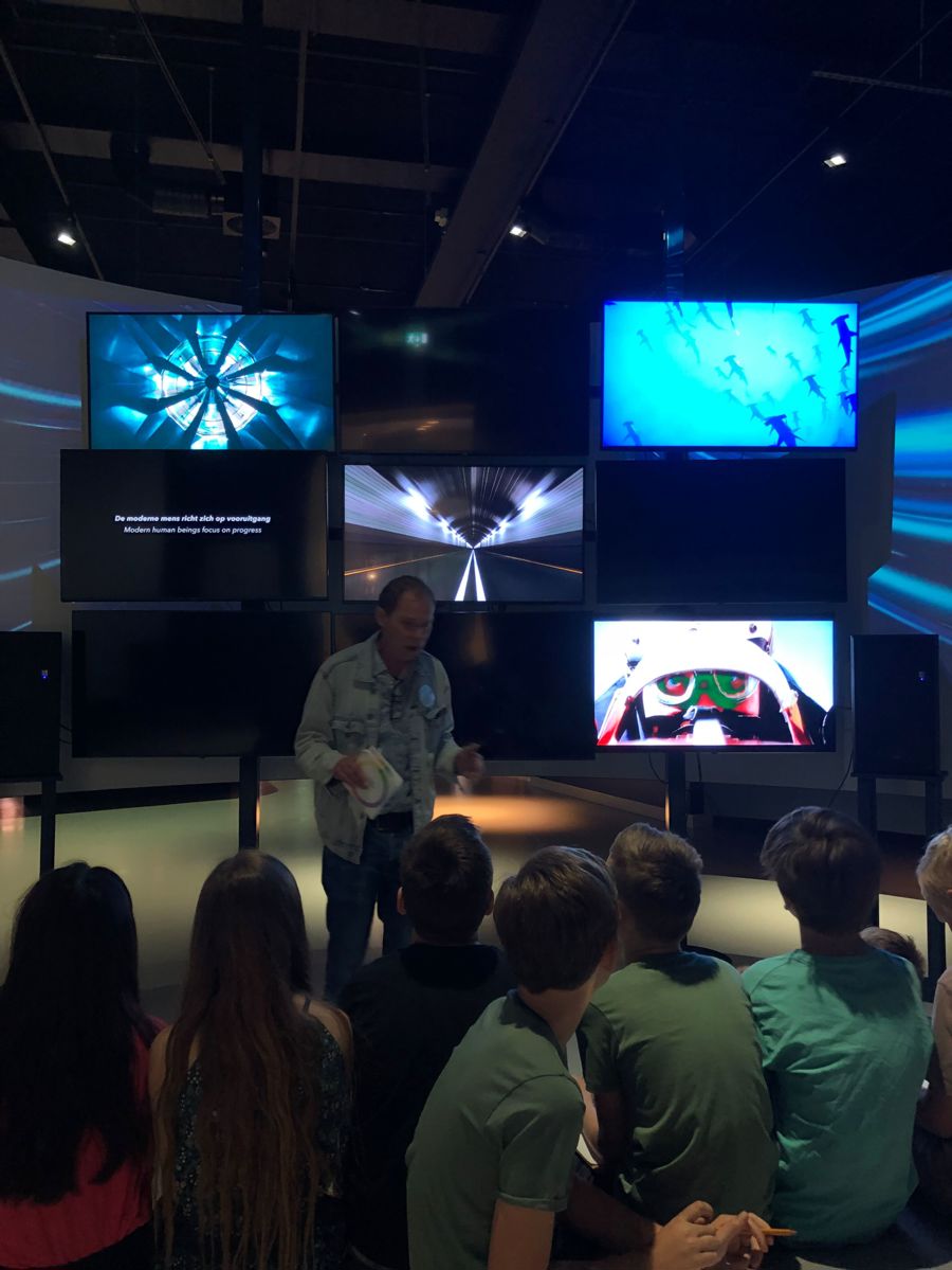 Oversteek bezoekt Design museum