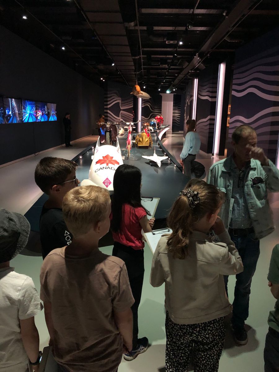 Oversteek bezoekt Design museum