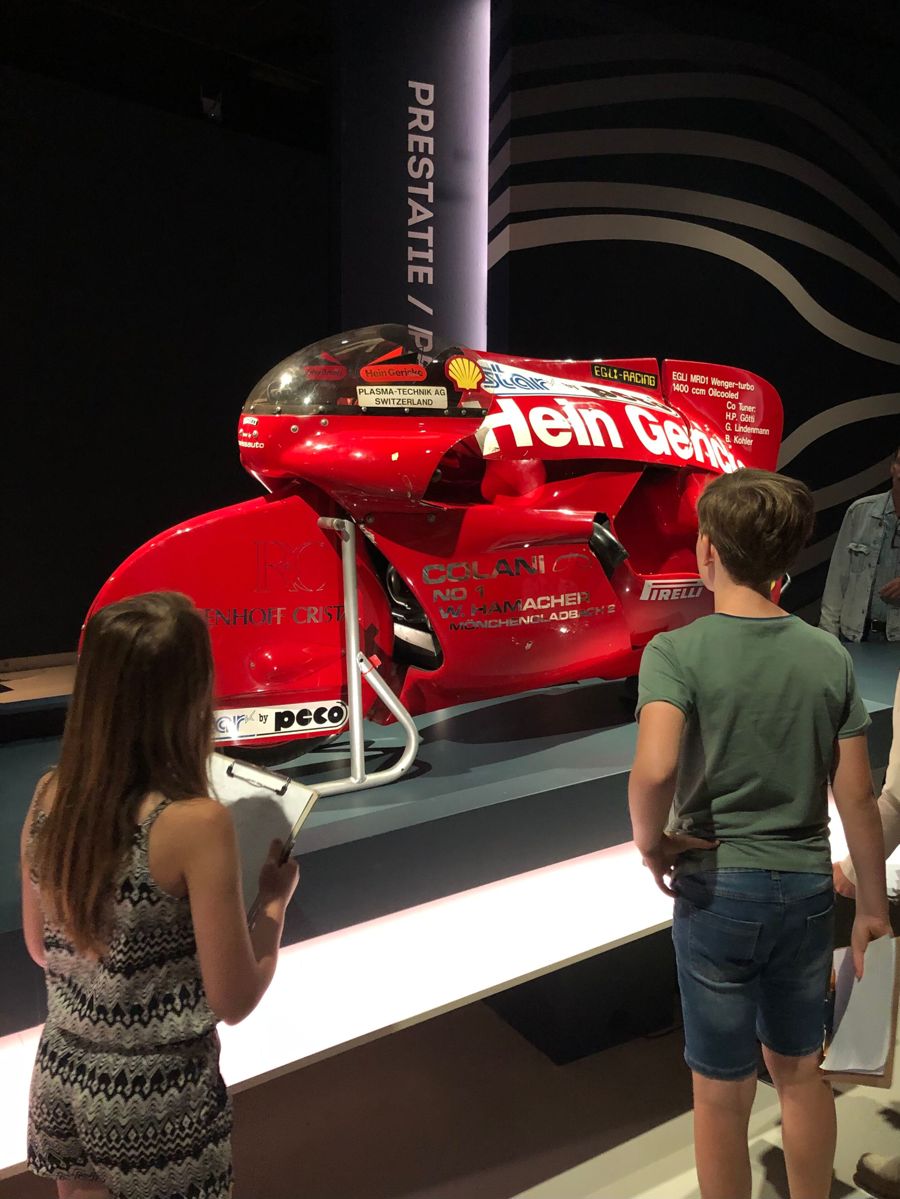 Oversteek bezoekt Design museum